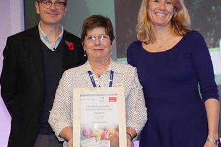 Glenda Kitley (middel) met die toekenning wat aan haar oorhandig is, met links van haar die Besturende Direkteur en stigter van World Responsible Tourism Awards, Justin Francis, met ‘n verteenwoordiger (regs) van Noorweë wat hierdie spesifieke toekenning geborg het